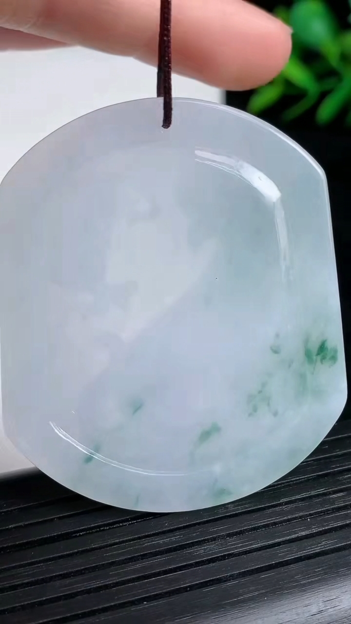 天然A货翡翠飘花生肖狗吊坠尺寸49.9-42.3-4.5重量:20.71g
3月21日