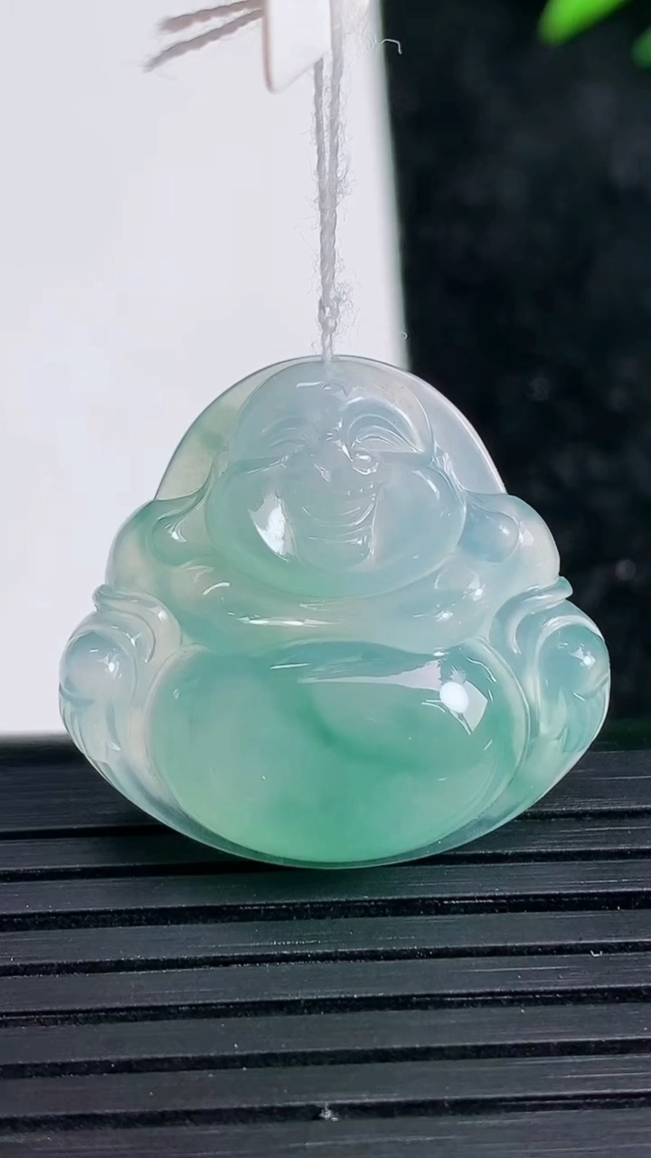 天然A货翡翠冰种飘花佛公吊坠尺寸24.2-25.8-5.5重量:5.85g
3月21日