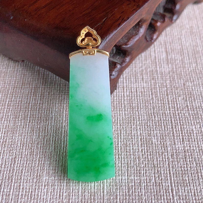 天然A货翡翠18K金伴钻镶嵌飘绿无事牌吊坠 
尺寸43-37.4-12.8-3.8mm 重量5.95