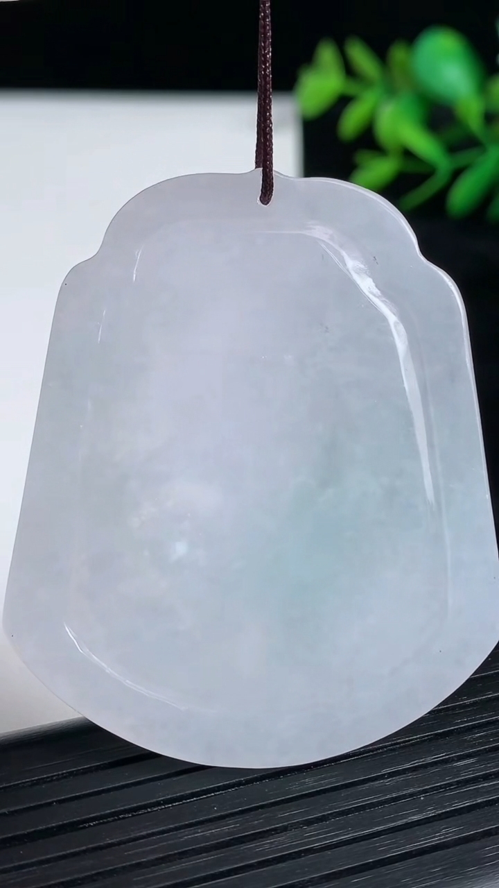 天然A货翡翠不动明王吊坠尺寸52.1-43.3-5.2重量:26.22g
3月21日