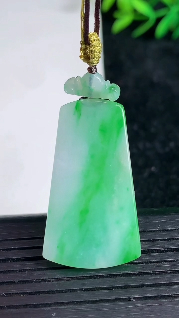 天然A货翡翠无事牌吊坠尺寸34.7-19.5-2.4重量:6.10g
3月21日