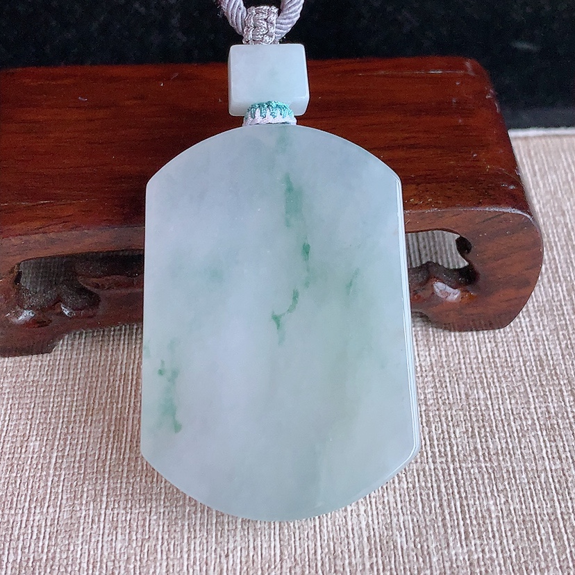 天然A货翡翠飘花无事牌吊坠 
尺寸51.8-35.8-6.6mm 重量40.10g 0320