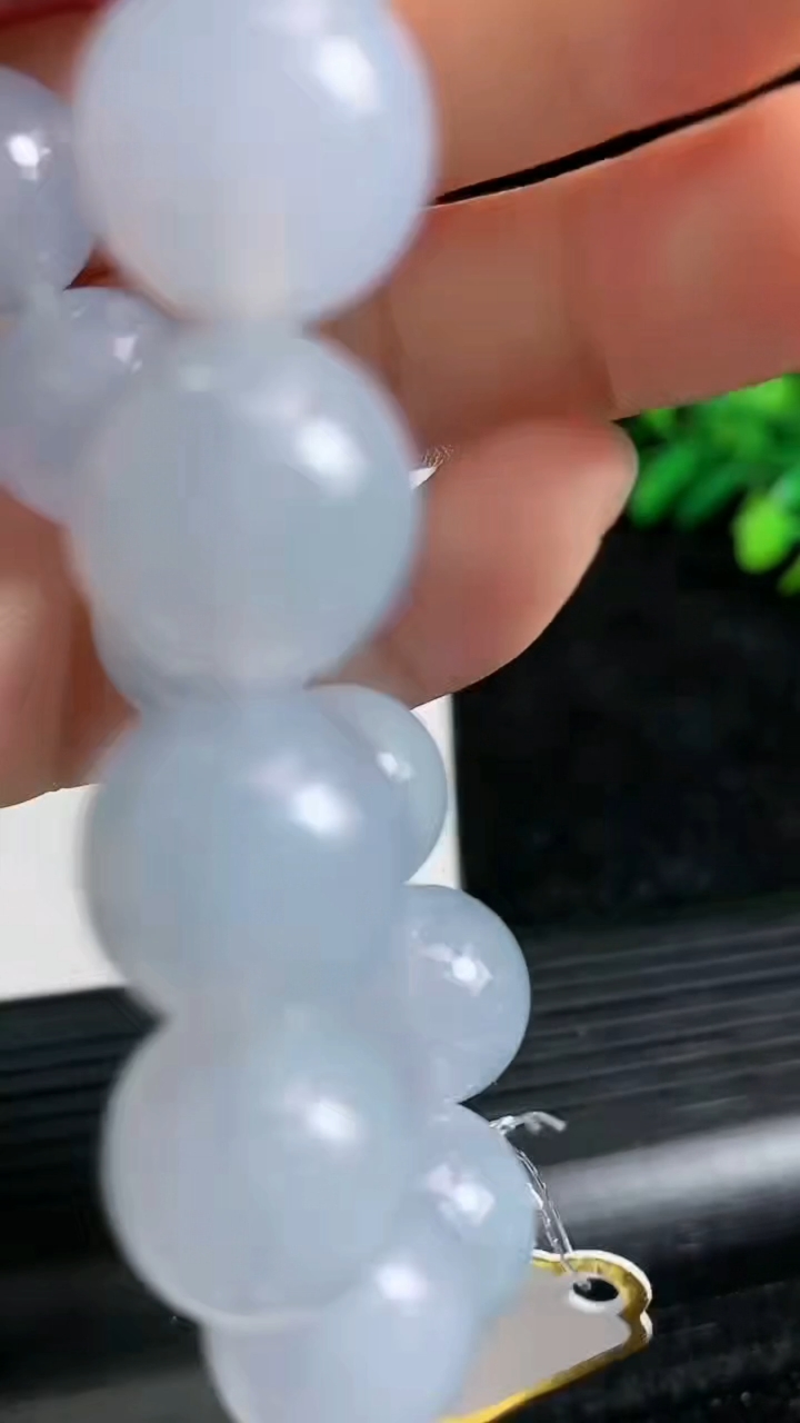 天然A货翡翠种紫罗兰圆珠手串尺寸12.5-16颗颗重量:59.21g3月21日
工厂直销收藏佳品,种好水足，色泽均匀，有种有色，上手高大气！