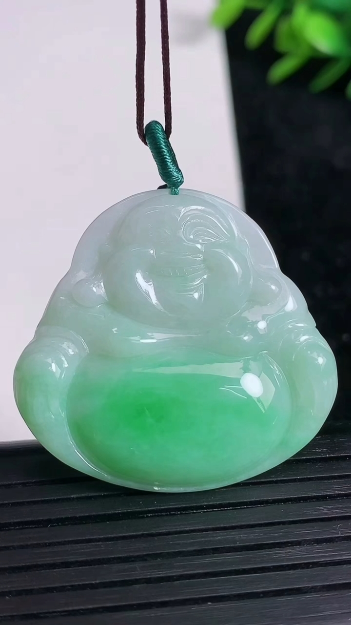 天然A货翡翠佛公吊坠尺寸33.3-35.6-5.3重量:11.44g
3月21日