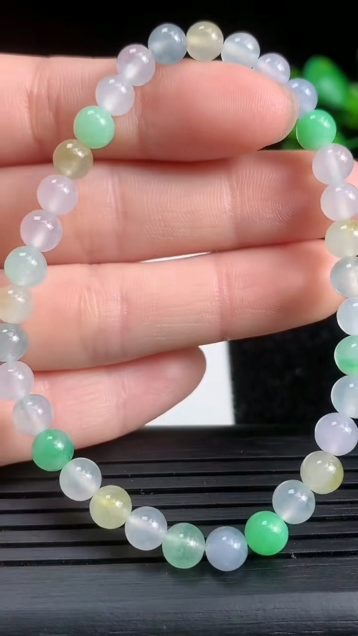 天然A货翡翠三彩圆珠手串尺寸5-34颗重量:8.96g3月21日
工厂直销收藏佳品,种好水足，色泽均匀，有种有色，上手高大气！