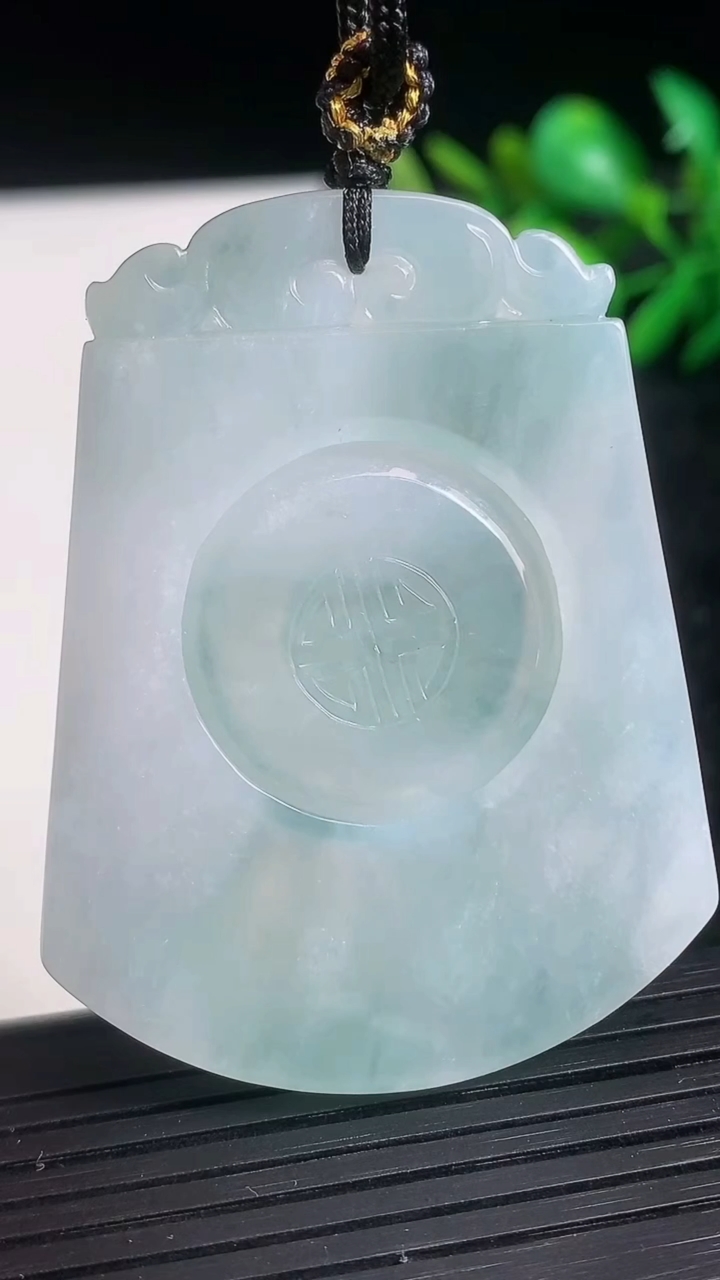 天然A货翡翠飘花仿古无事牌吊坠尺寸53.6-41.2-3.5重量:23.11g
3月21日