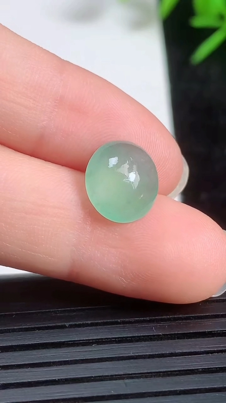 天然A货翡翠蛋面镶嵌件尺寸10-8.9-3.8重量:0.62g
3月21日