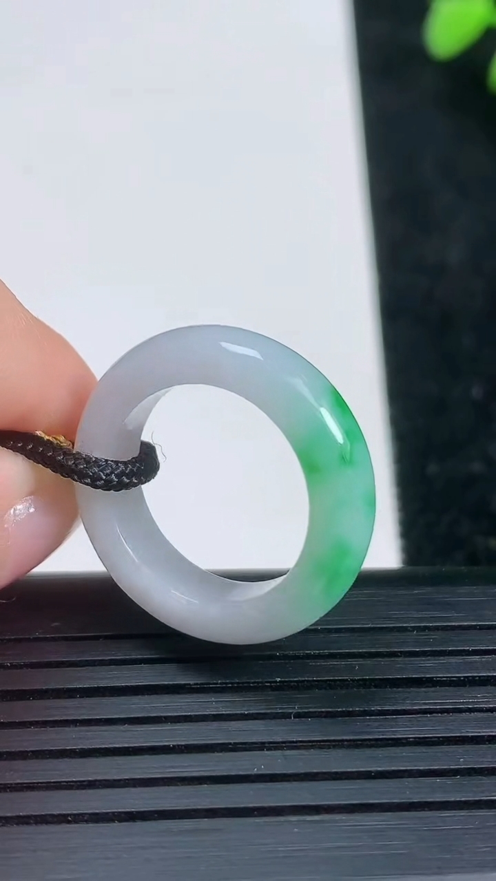 天然A货翡翠指环戒指尺寸16.2-5.3-3.5重量:3.86g2026年3月21日
工厂直销收藏佳品,种好水足，色泽均匀，有种有色，上手高大气！