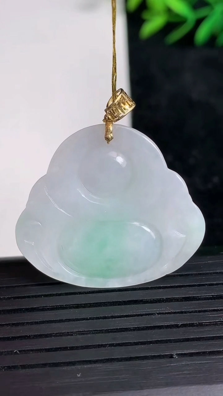 天然A货翡翠佛公吊坠尺寸28.1-32.4-5.1重量:7.54g
3月21日