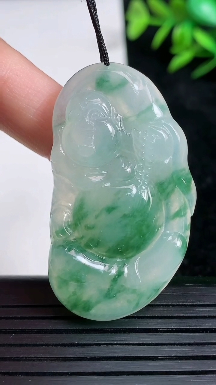 天然A货翡翠种飘花逍遥佛吊坠尺寸45-25-6.3重量:14.65g
3月21日