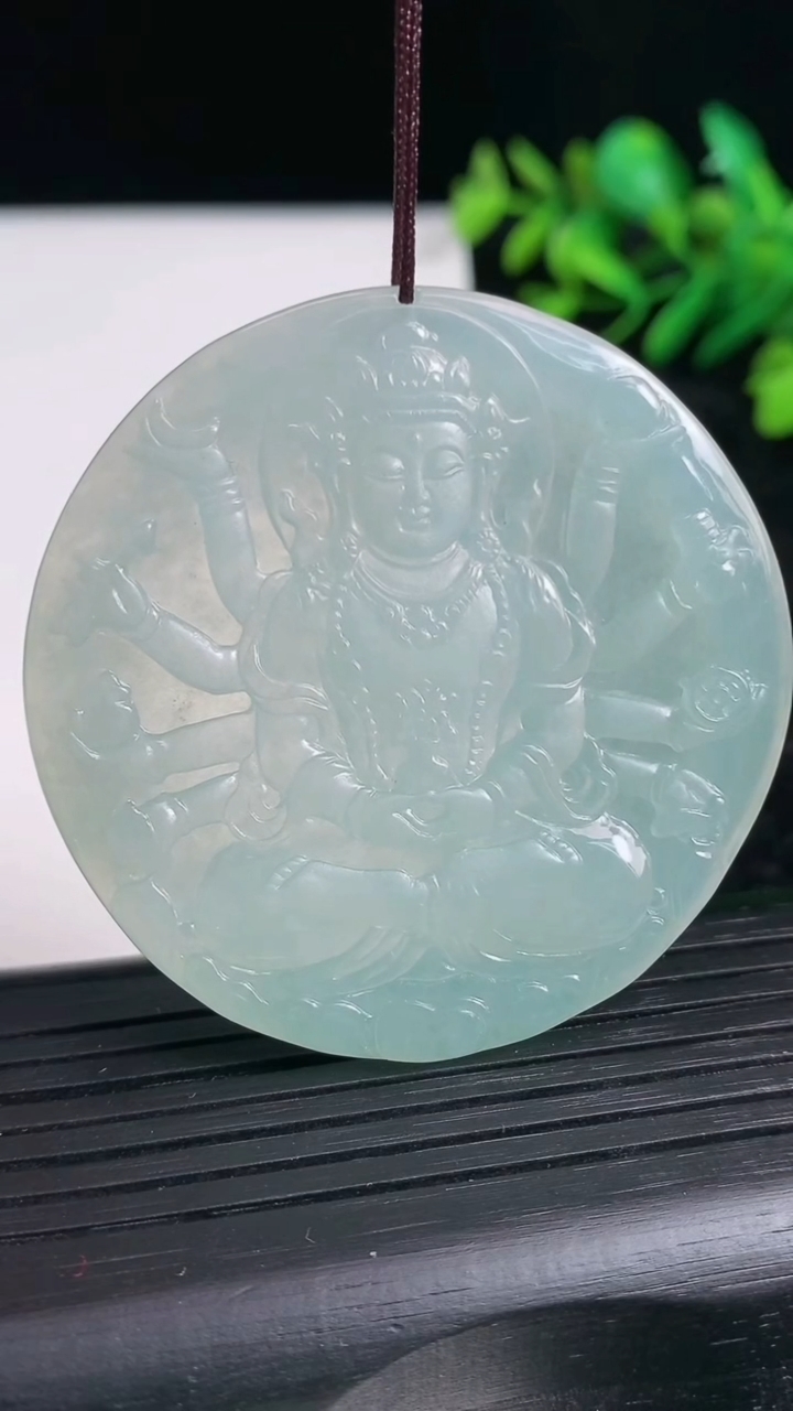 天然A货翡翠千手观音吊坠尺寸50.2-4.4重量:27.50g
3月21日