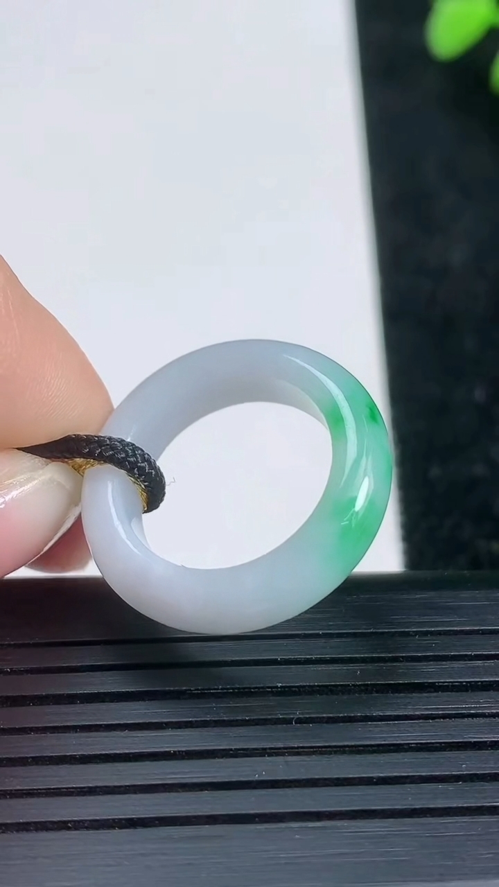 天然A货翡翠指环戒指尺寸16.2-5.3-3.5重量:3.86g2026年3月21日
工厂直销收藏佳