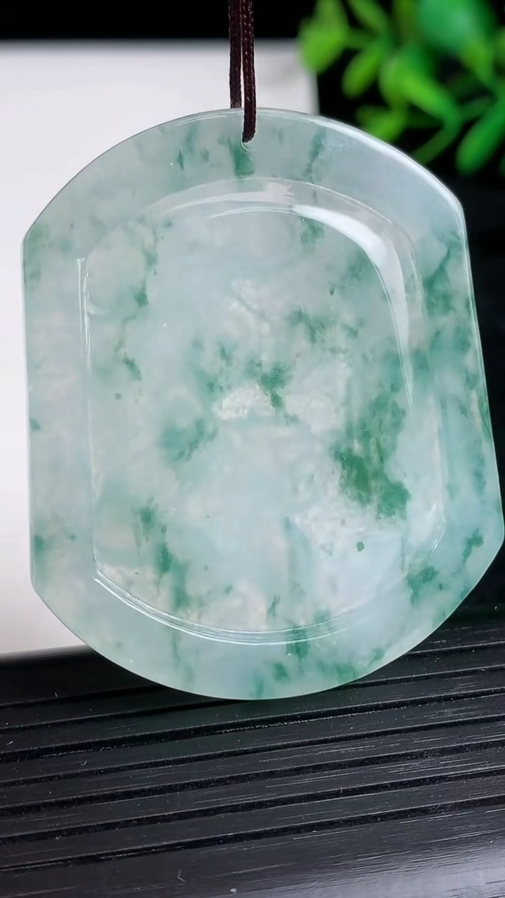 天然A货翡翠飘花生肖虎吊坠尺寸49-41.2-4.8重量:21.43g
3月21日