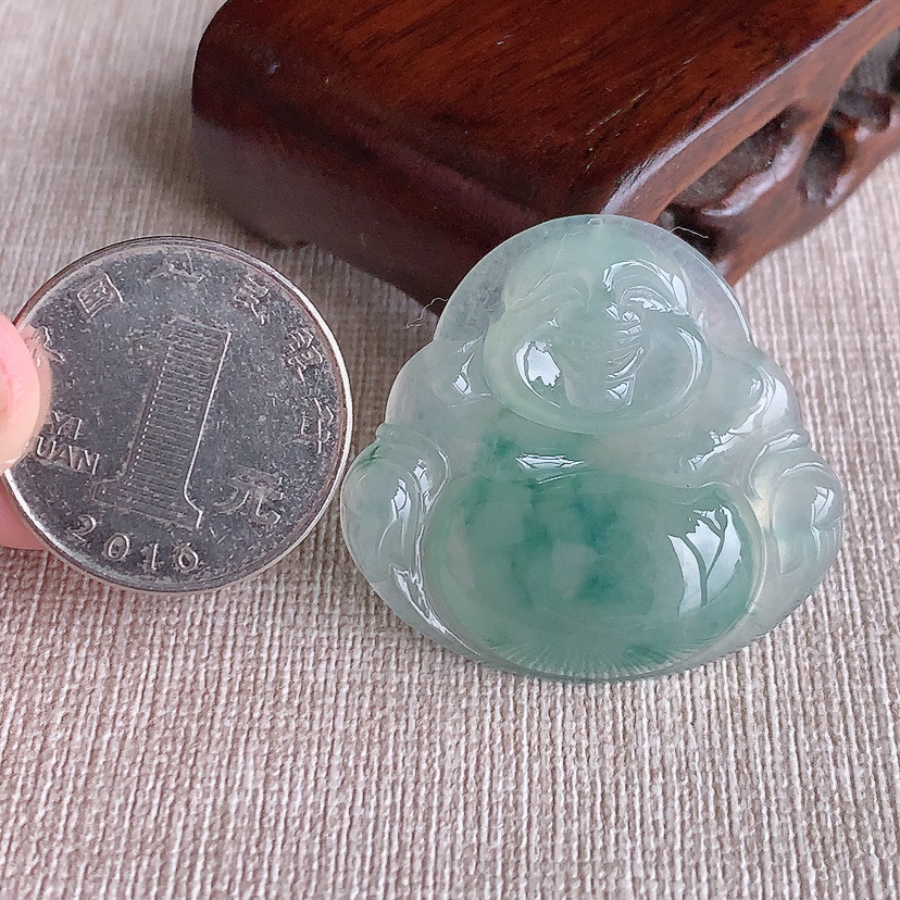 天然A货翡翠飘花佛公吊坠 
尺寸33-35.6-6mm 重量11.23g 0320