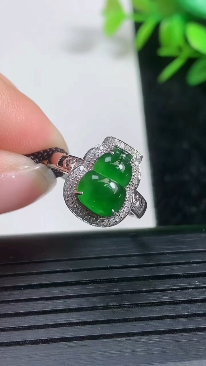 天然A货翡翠葫芦戒指尺寸16.7-10.2-7.2重量:1.96g2026年3月21日
工厂直销收藏