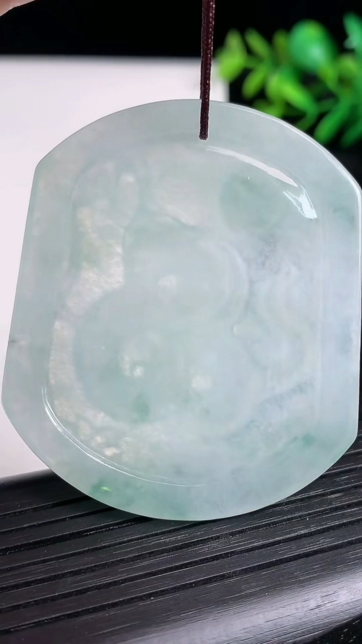 天然A货翡翠飘花生肖蛇吊坠尺寸53.4-45.2-4.4重量:24.81g
3月21日