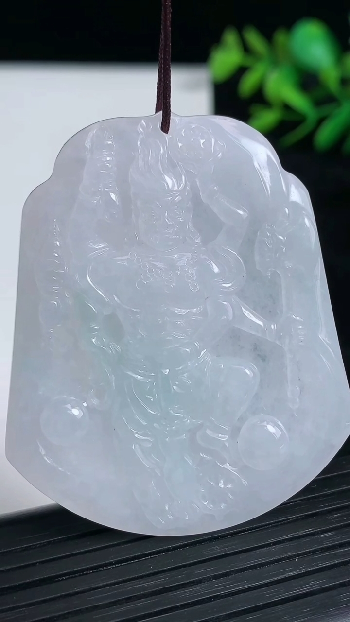 天然A货翡翠不动明王吊坠尺寸52.1-43.3-5.2重量:26.22g
3月21日