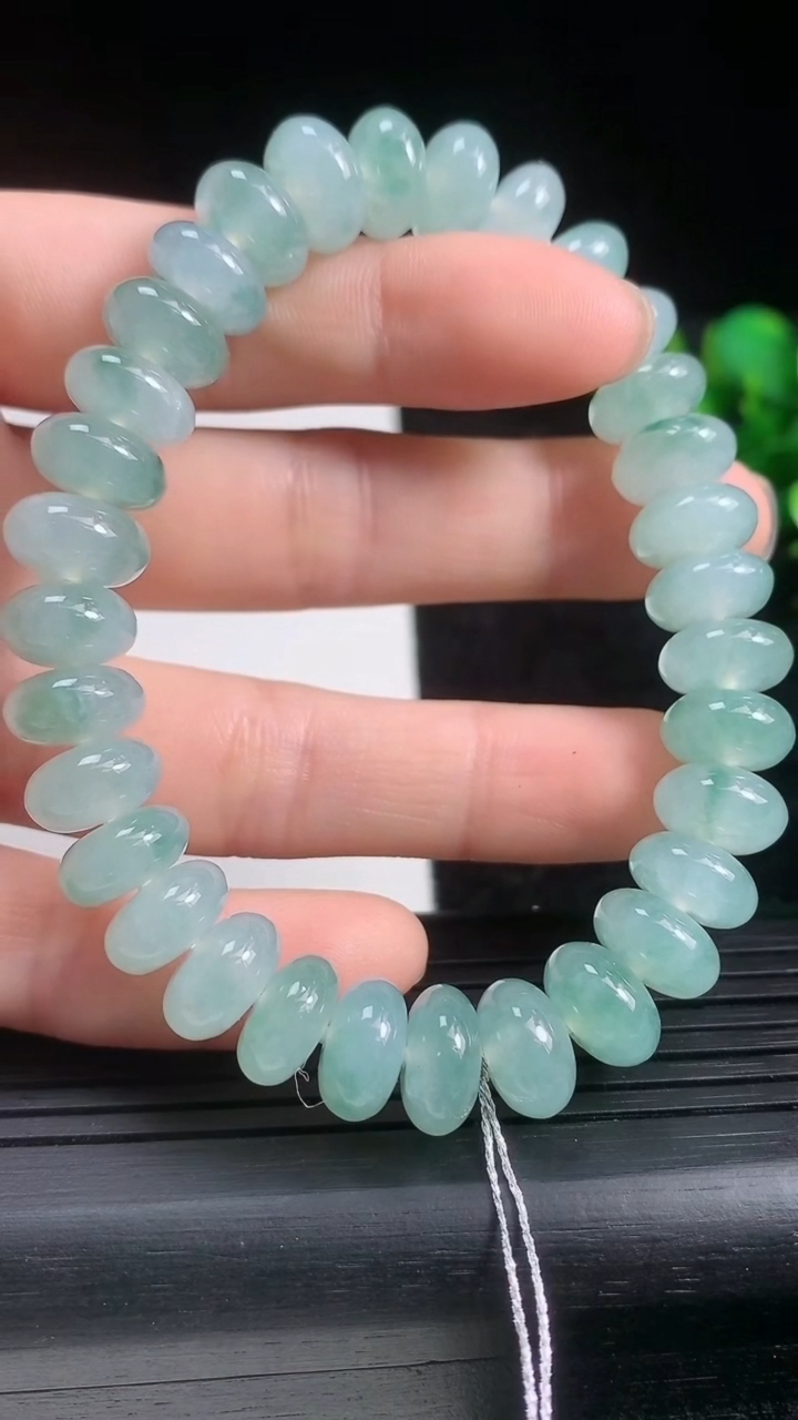 天然A货翡翠飘花算盘珠手串尺寸9.6-5.1-32颗重量:36.49g3月21日
工厂直销收藏佳品,