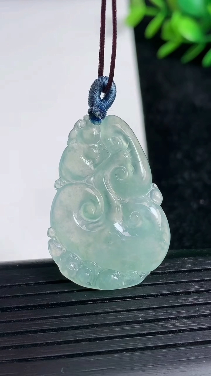 天然A货翡翠如意吊坠尺寸33.6-23.5-3.8重量:5.24g
3月21日