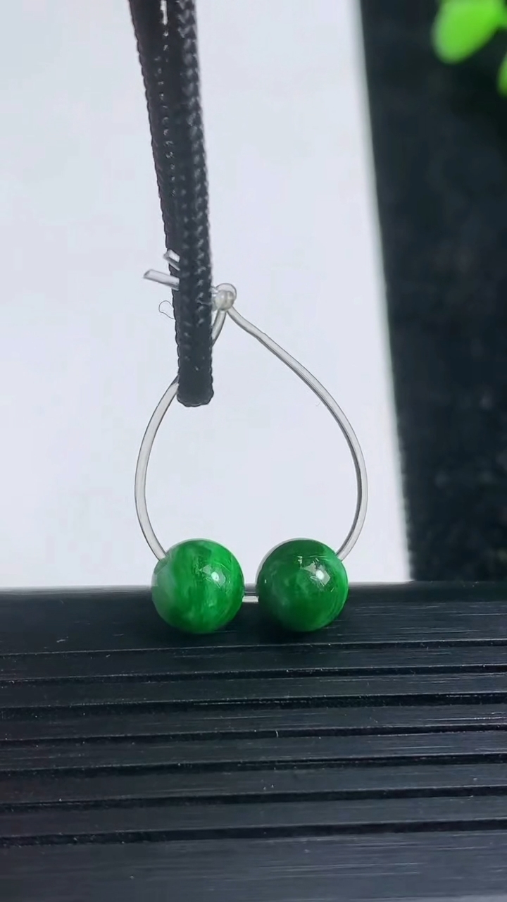 天然A货翡翠圆珠吊坠一对尺寸6.7重量:1.24g3月21日
工厂直销收藏佳品,种好水足，色泽均匀，有种有色，上手高大气！