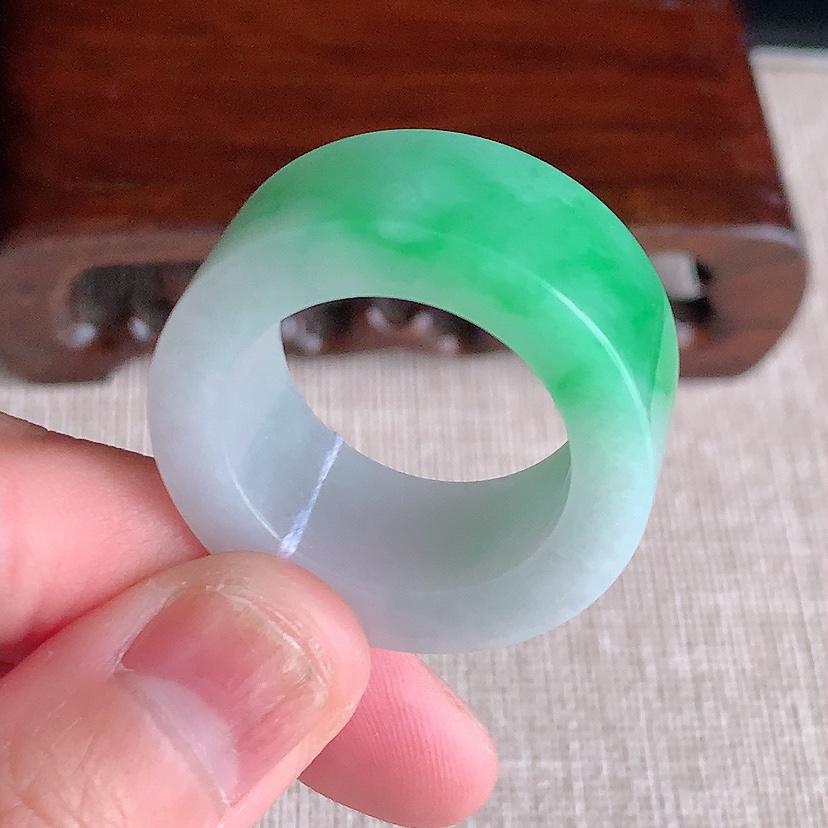 天然A货翡翠飘绿素面扳指 
尺寸21.6-12.5-5mm 重量17.50g 0320