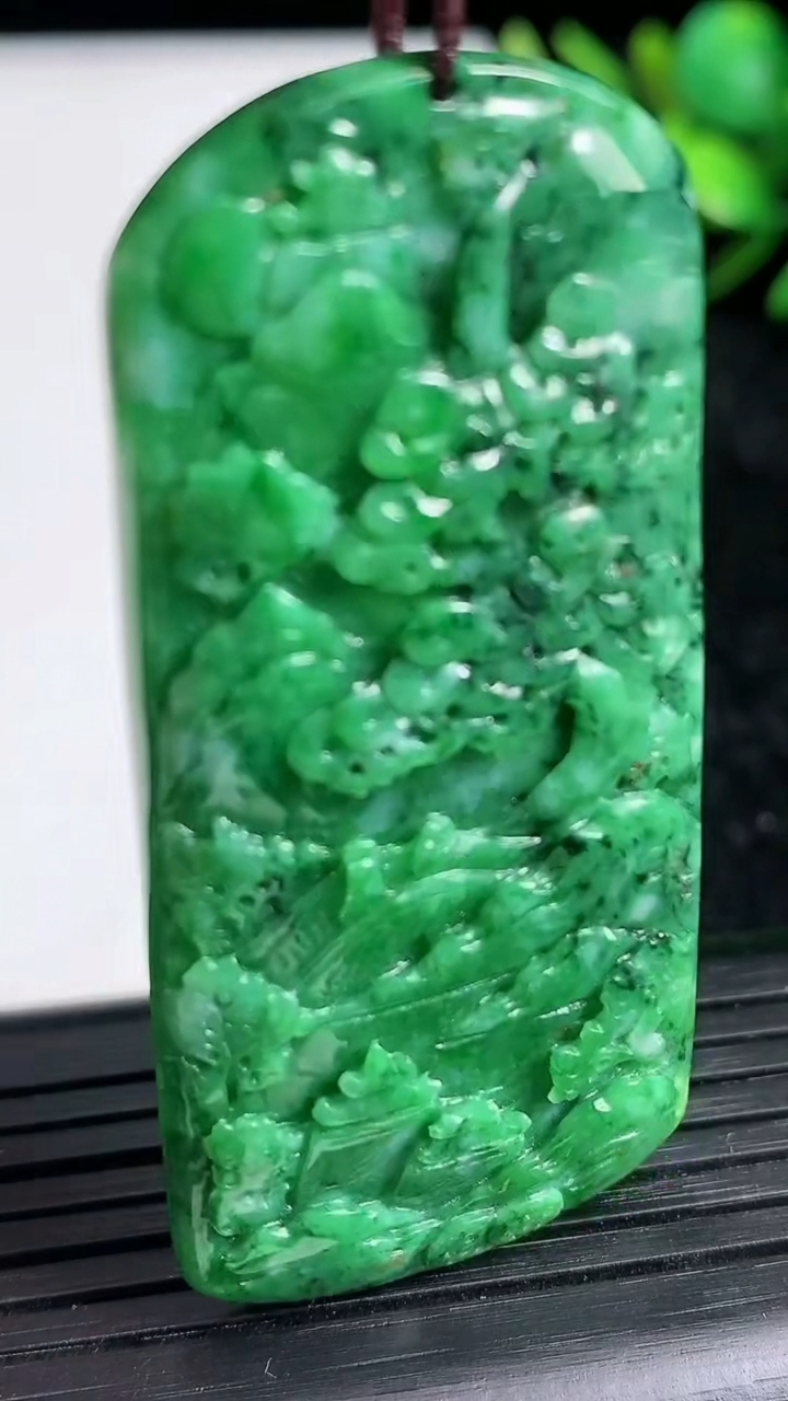 天然A货翡翠山水牌吊坠尺寸56.6-26.2-5.1重量:18.98g
3月21日