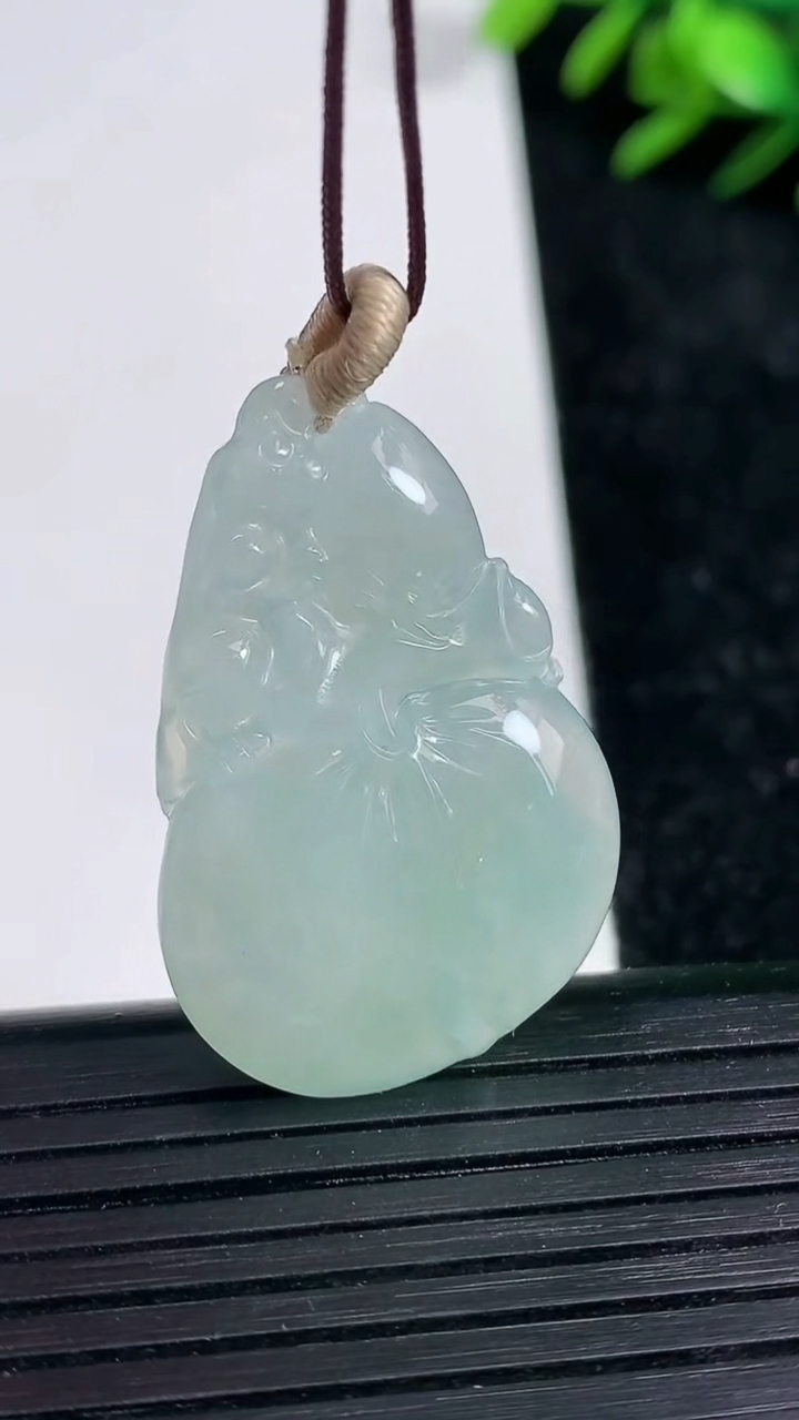 天然A货翡翠寿桃吊坠尺寸33.5-21.9-4.9重量:6.86g
3月21日