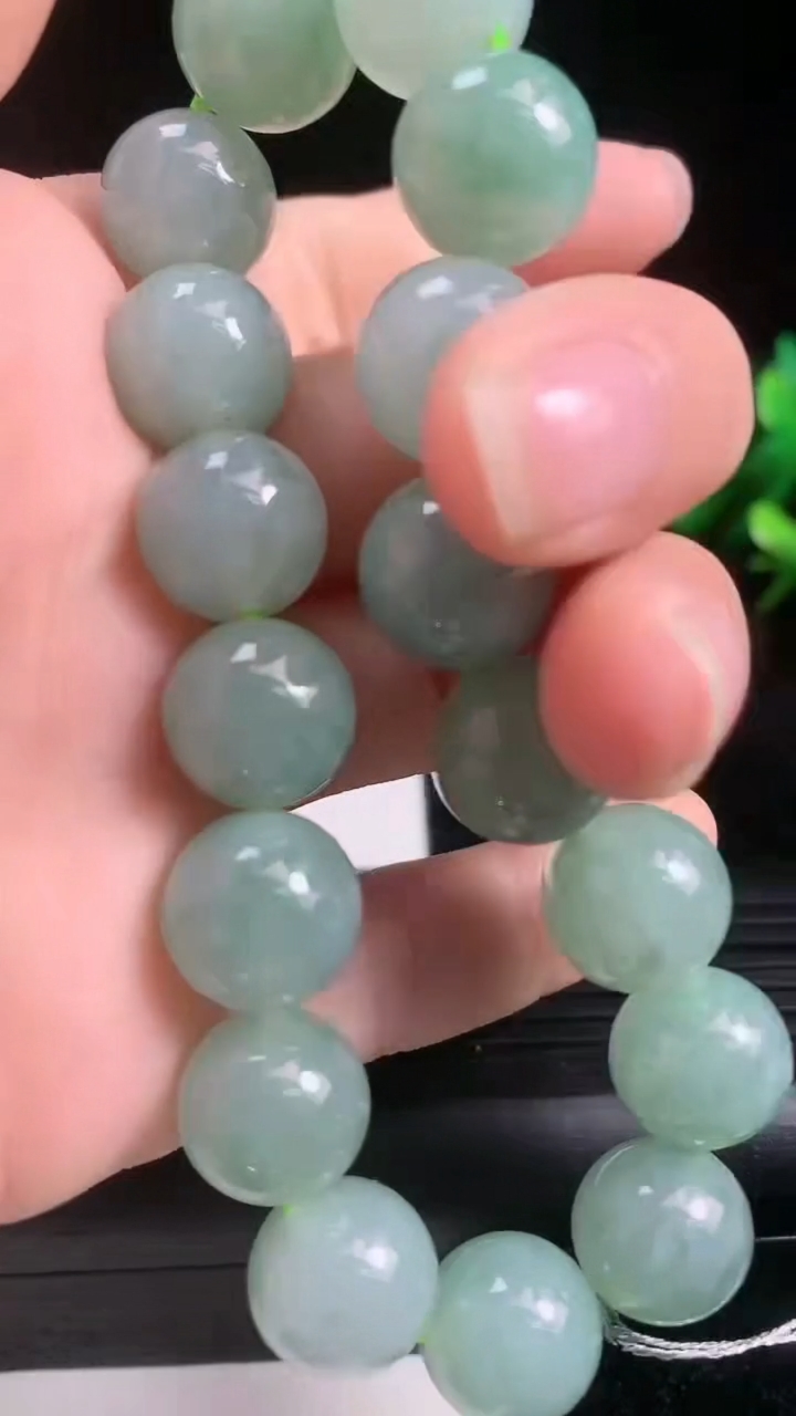 天然A货翡翠圆珠手串尺寸11.6-17颗重量:53.24g3月21日
工厂直销收藏佳品,种好水足，色泽均匀，有种有色，上手高大气！