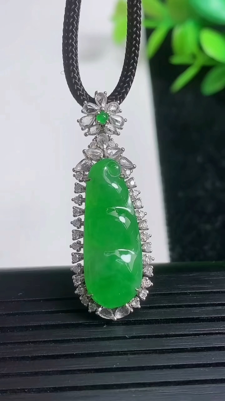 天然A货翡翠福豆吊坠尺寸34.5-12.8-6.5重量:3.70g
3月21日