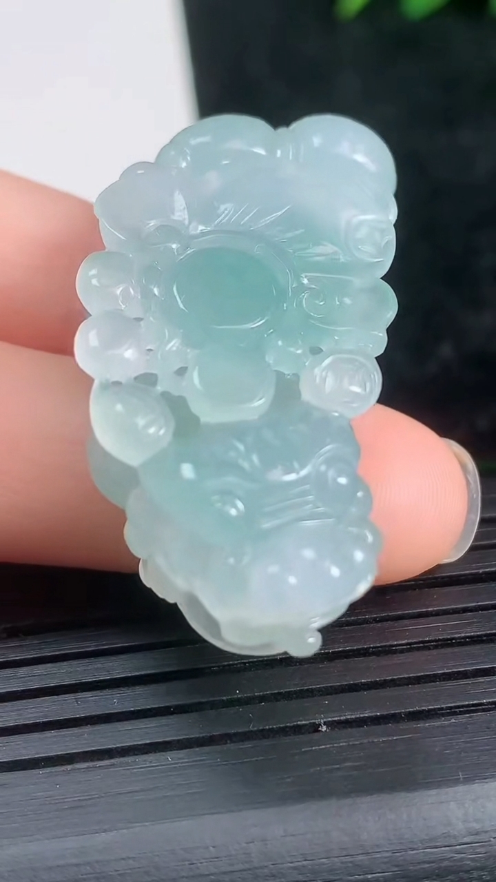 天然A货翡翠貔貅吊坠尺寸38.9-19.2-10.9重量:16.52g
3月21日