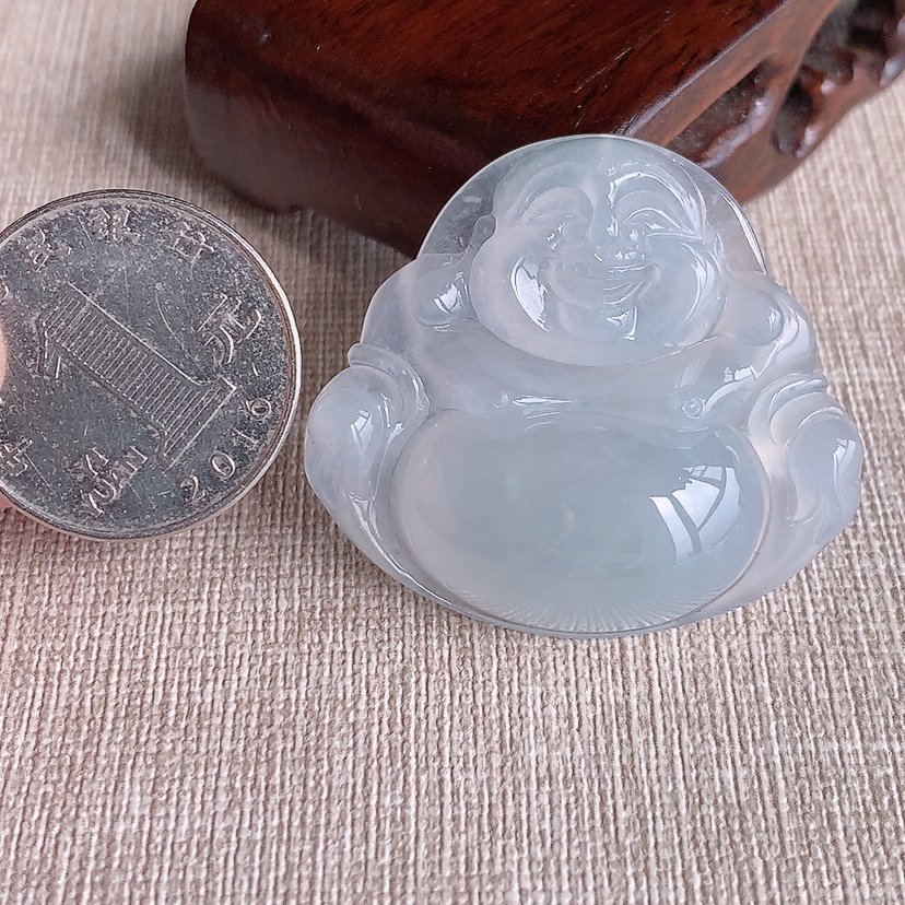 天然A货翡翠白月光大件佛公吊坠  
尺寸36.6-40.5-9.3mm 重量17.48g 0320