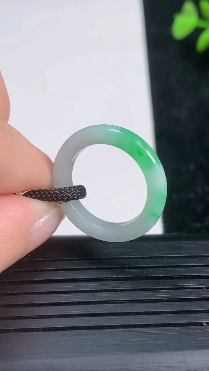 天然A货翡翠指环戒指尺寸16.4-3.4-2.9重量:2.27g2026年3月21日
工厂直销收藏佳品,种好水足，色泽均匀，有种有色，上手高大气！