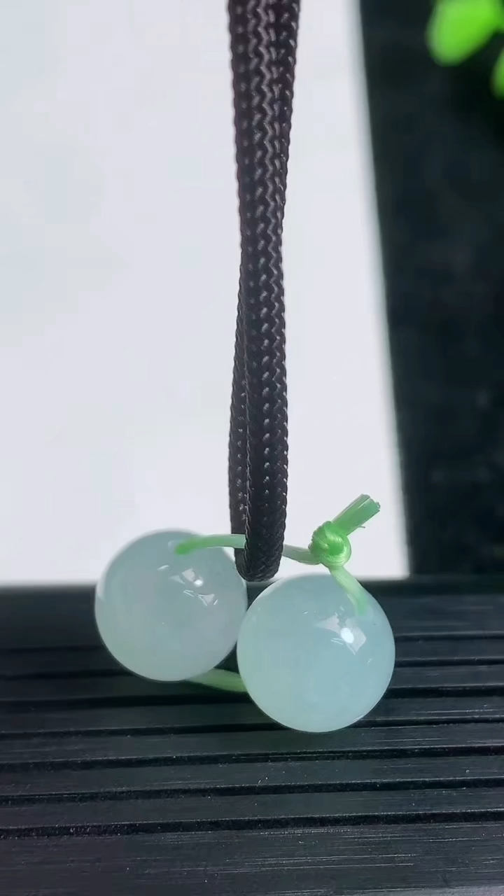 天然A货翡翠圆珠吊坠一对尺寸10.5重量:4.52g3月21日
工厂直销收藏佳品,种好水足，色泽均匀，有种有色，上手高大气！