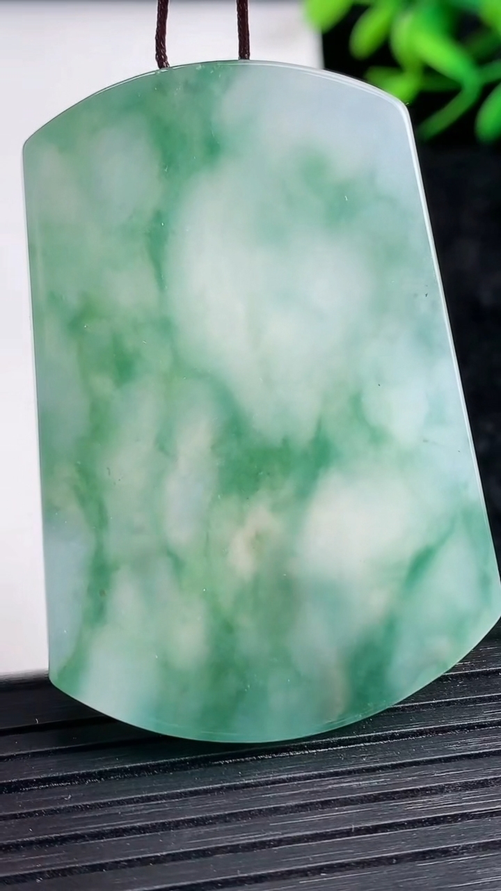 天然A货翡翠飘花无事牌镶嵌件尺寸50.6-34.5-4.9重量:27.74g
3月21日