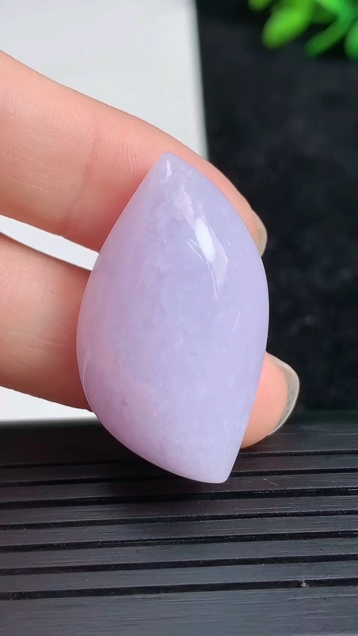 天然A货翡翠紫罗兰随形镶嵌件尺寸32.4-18.1-9.8重量:9.80g
3月21日