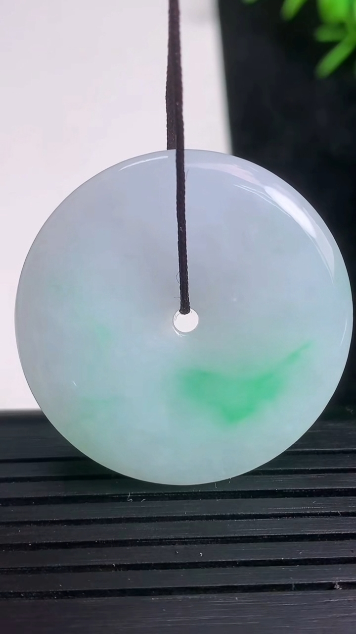 天然A货翡翠平安扣吊坠尺寸33.9-5重量:13.99g
3月21日