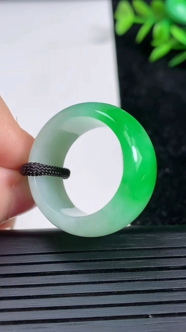 天然A货翡翠指环扳指尺寸20.3-12.7-4重量:11.91g2026年3月21日
工厂直销收藏佳