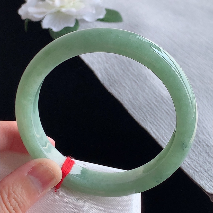 天然A货翡翠满绿正装正圈手镯62-63大圈口 
尺寸62-11.8-8.6mm 0318
