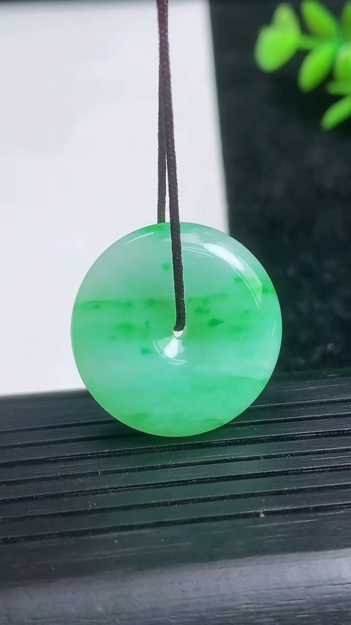 天然A货翡翠平安扣吊坠尺寸23.5-5.2重量:7.07g
3月21日