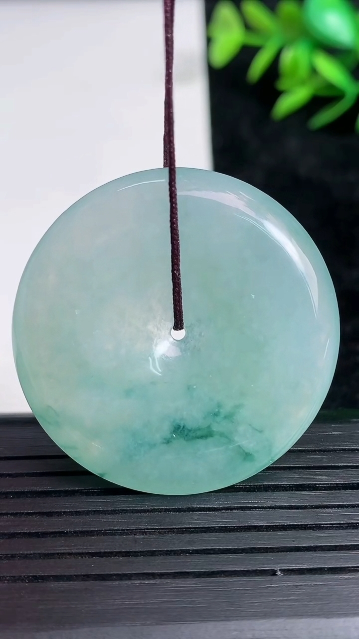 天然A货翡翠冰种飘花平安扣吊坠尺寸37.1-5.9重量:18.53g
3月21日