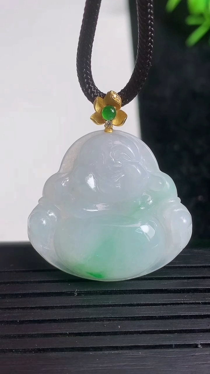 天然A货翡翠佛公吊坠尺寸26.9-29.2-5.5重量:6.91g
3月21日