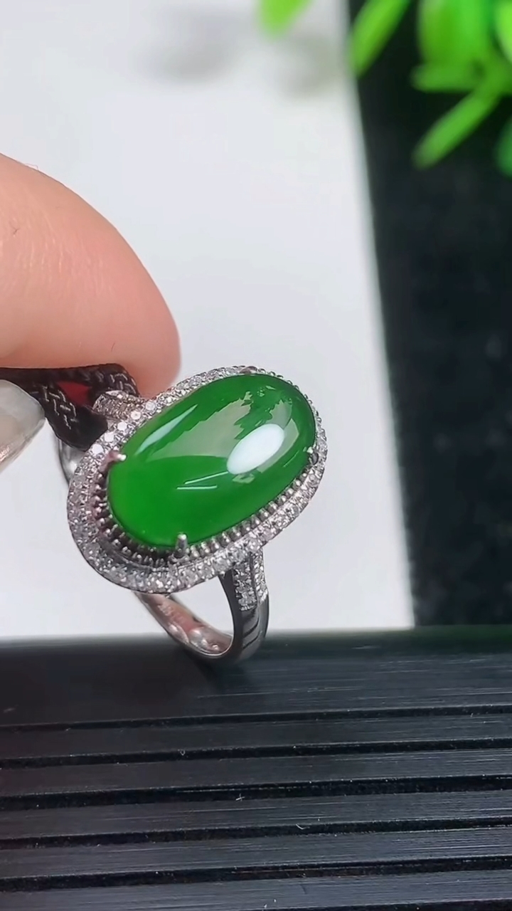 天然A货翡翠蛋面戒指尺寸16.8-12.1-6.6重量:2.33g2026年3月21日
工厂直销收藏佳品,种好水足，色泽均匀，有种有色，上手高大气！