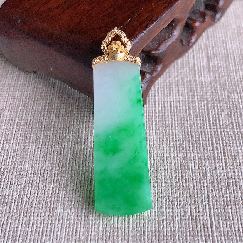 天然A货翡翠18K金伴钻镶嵌飘绿无事牌吊坠 
尺寸43-37.4-12.8-3.8mm 重量5.95g 0320