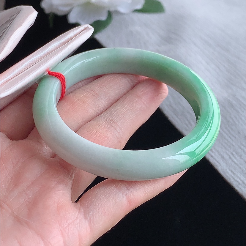 天然A货翡翠飘绿正装正圈手镯53-54圈口  
尺寸53-10.5-8.5mm 0318