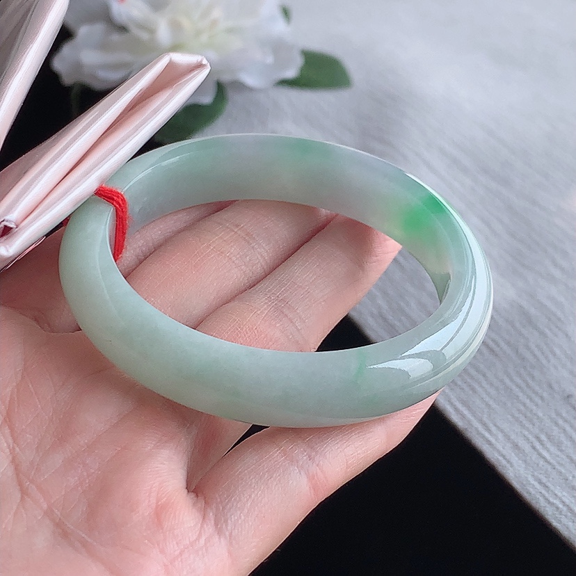 天然A货翡翠飘绿贵妃手镯53-54圈口 
尺寸53-47-12-7.6mm 0318