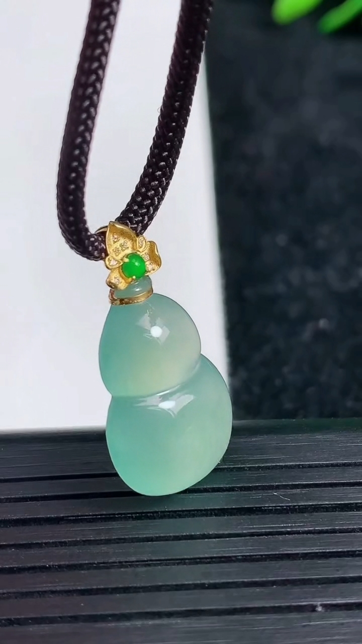 天然A货翡翠葫芦吊坠尺寸20.6-13.8-5.4重量:3.12g
3月21日