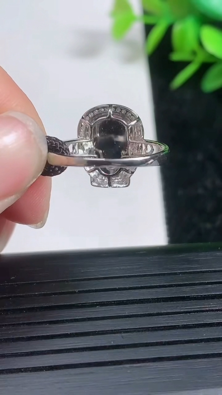 天然A货翡翠葫芦戒指尺寸16.7-10.2-7.2重量:1.96g2026年3月21日
工厂直销收藏佳品,种好水足，色泽均匀，有种有色，上手高大气！