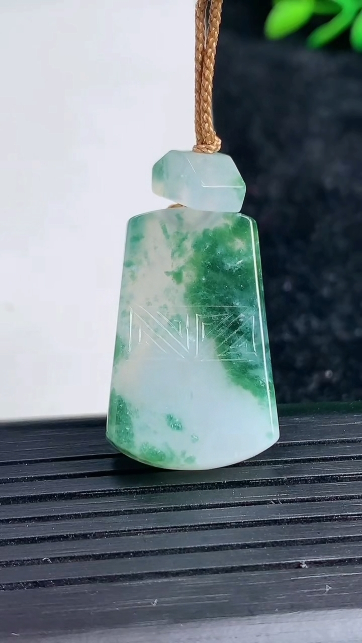 天然A货翡翠冰种飘花仿古无事牌吊坠尺寸27.6-17.8-5.4重量:9.39g
3月21日