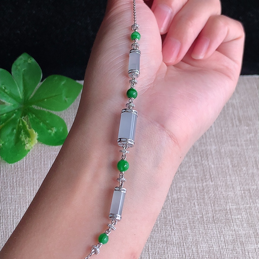 天然A货翡翠18K金伴钻镶嵌白月光路路通手链 
尺寸14.2-6.5mm 重量7.30g 0320