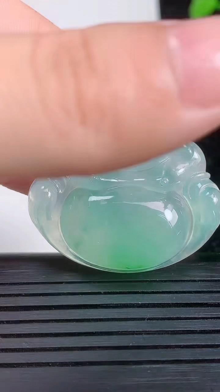 天然A货翡翠佛公吊坠尺寸33-34.7-6.1重量:12.12g
3月21日